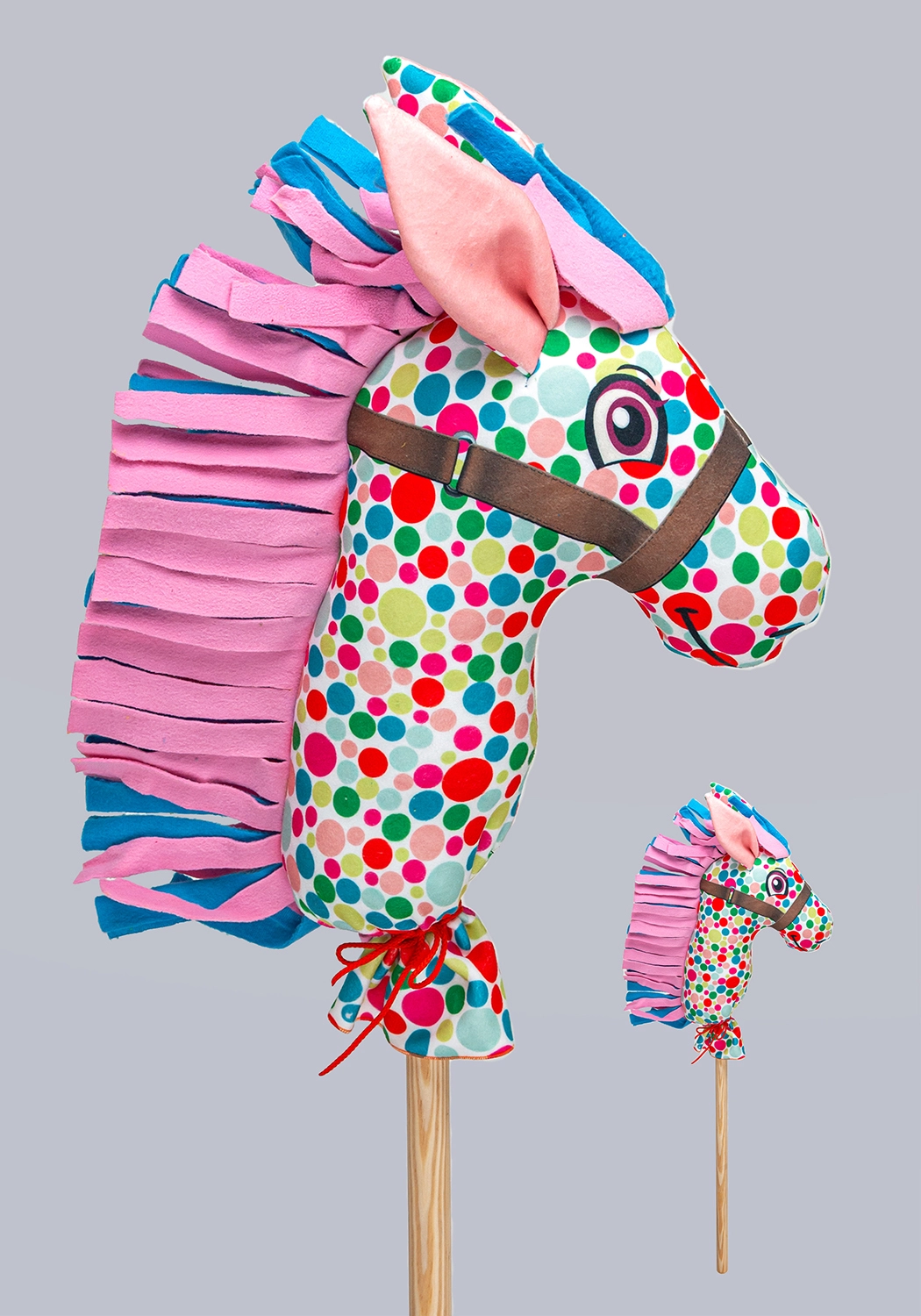 Старинная лошадка на палке (Радужная / Готовое изделие)